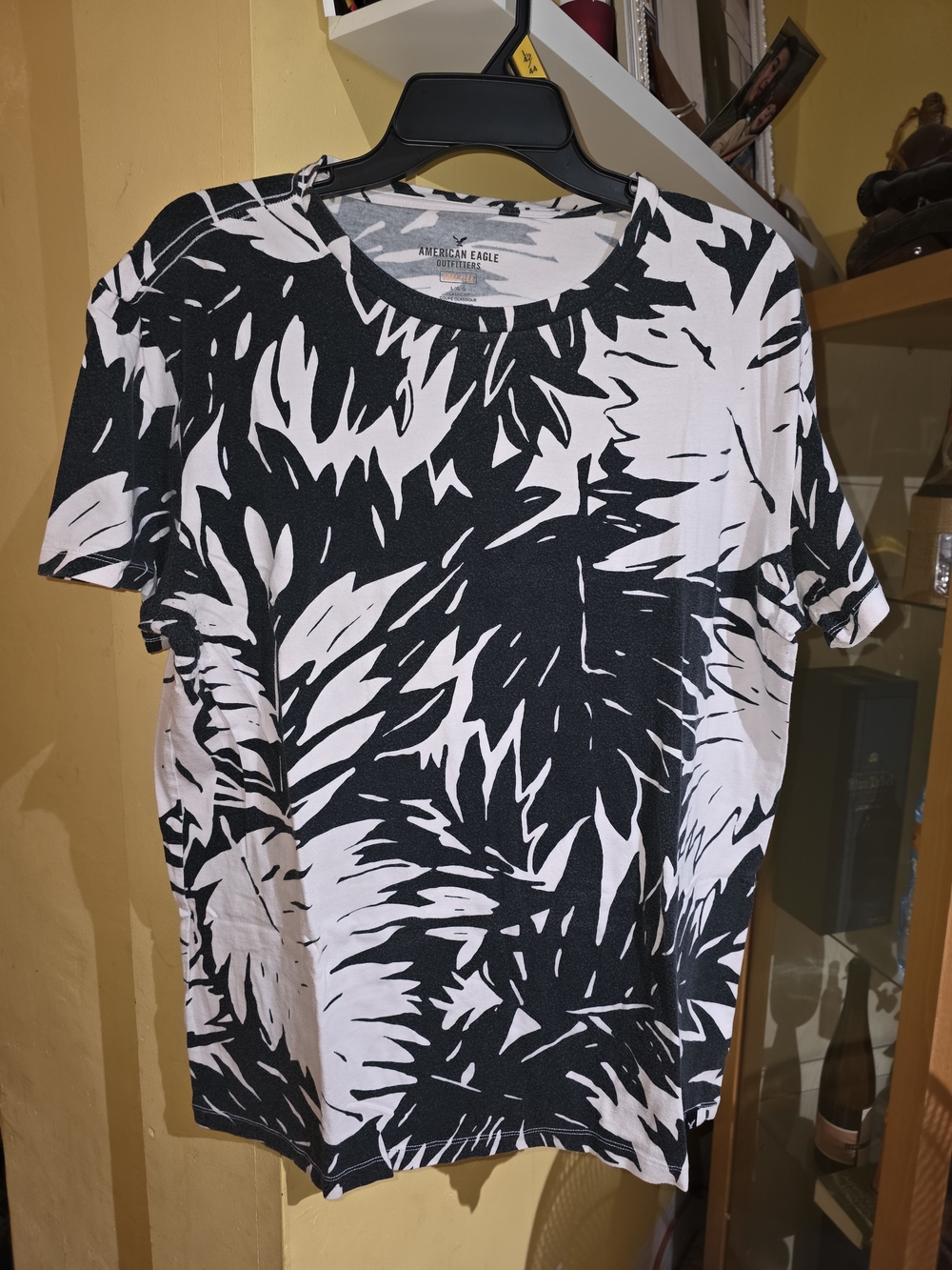 American Eagle Outfitters Black and White Short Sleeve Tee